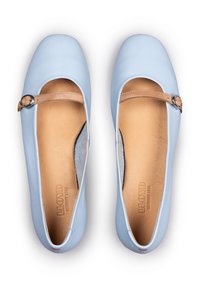 Lichtblauwe leren balletschoenen met een ronde neus, een tan kleurige band met een metalen gesp, en een beige voering met subtiele textuurdetails.