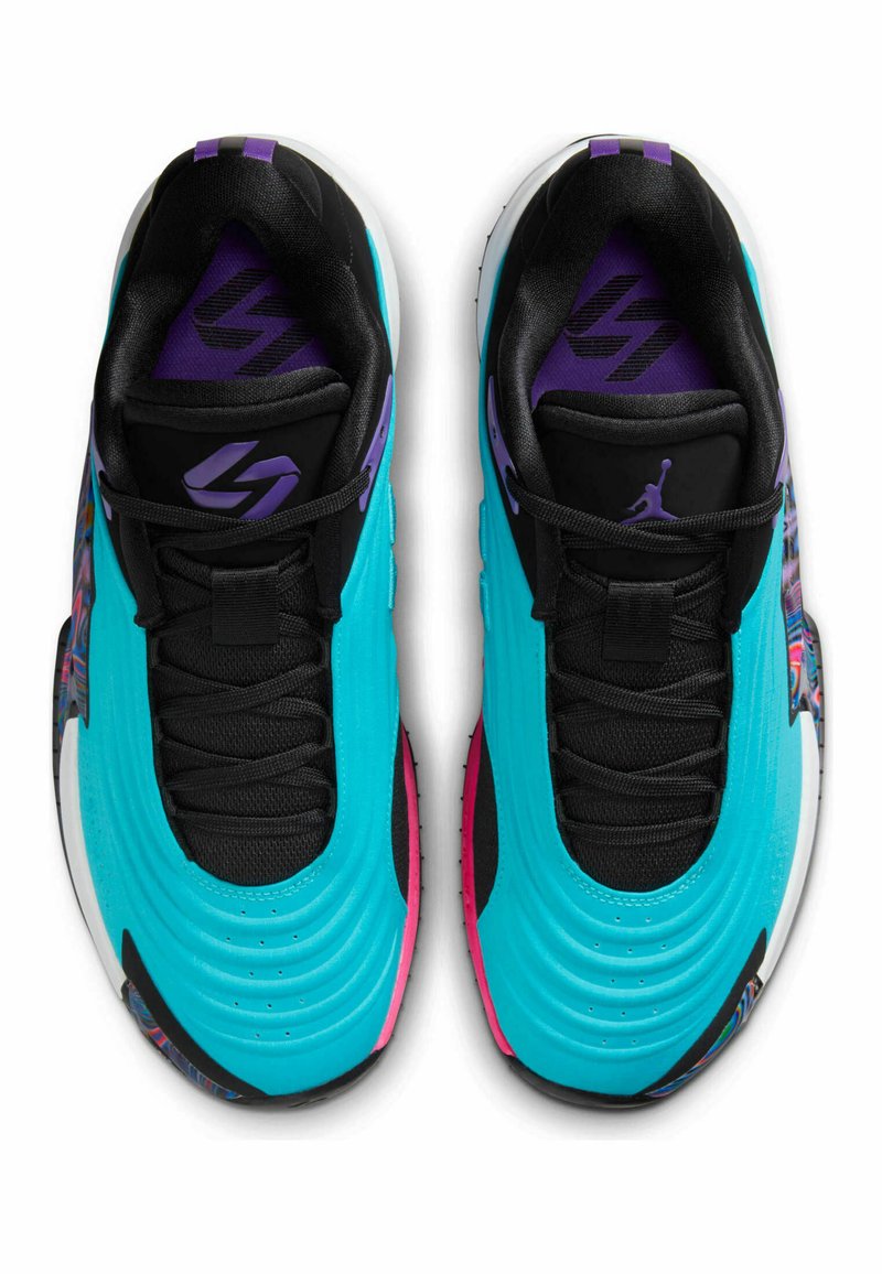 Turquoise atletiekschoenen met een zwarte bovenkant, paarse accenten en een roze buitenzool. Kenmerken zijn textuurgroeven en een grafisch ontwerp aan de zijkanten.