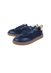 Sneaker blu navy in pelle e suede, con suola in gomma testurizzata, punta rotonda e accenti chiari a contrasto sul tallone e sulla linguetta.