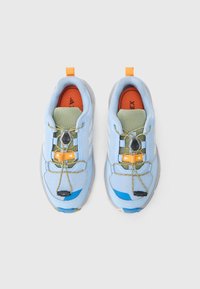 Αθλητικά παπούτσια σε ανοιχτό μπλε χρώμα με πλέγμα και συνθετικά υλικά, σύστημα κορδονιών, πορτοκαλί και πράσινες λεπτομέρειες, και γκρι λαστιχένιες σόλες.
