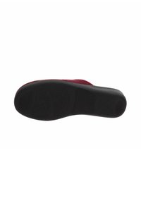 Suela de goma negra con una superficie texturizada y parte superior en color burdeos. El diseño incluye una punta redondeada y un perfil bajo.