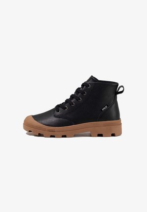 Sneaker alte in pelle nera con finitura testurizzata, suola in gomma marrone e design con lacci, dotate di linguetta posteriore per indossarle facilmente.
