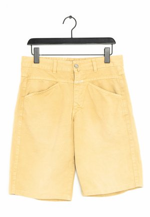 Shorts en coton jaune clair avec une coupe droite, deux poches avant, une fermeture à bouton et des passants de ceinture. Texture lisse avec un minimum de détails de couture.