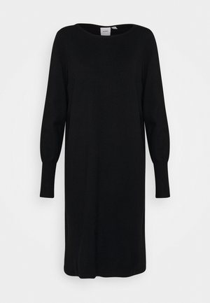 Sort strikket knælængde kjole med lange ærmer, rund halsudskæring og tætsiddende manchetter, vist på en ens hvid baggrund.