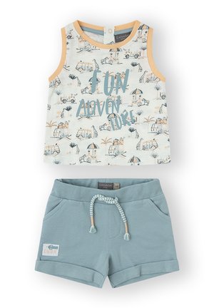 Camiseta sin mangas con un gráfico de aventura divertido y patrones de safari en crema y azul, combinada con pantalones cortos en azul verdoso con bolsillos y cordón.