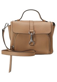 Bolso de cuero marrón claro con textura rugosa, que cuenta con un asa superior, correa cruzada ajustable, tapa frontal y acentos de hardware plateado.