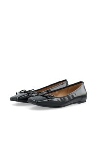 Schwarze Lackleder-Ballerinas besitzen eine spitze Zehenform und ein dekoratives Schleifendetail an der Vorderseite. Glatte Textur mit flacher Sohle.