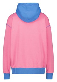 Felpa con cappuccio di colore rosa e cappuccio blu, con polsini e orlo a coste. Tessuto liscio con cuciture a contrasto.