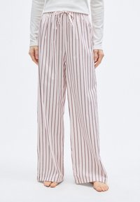 Ελαφριά ροζ πυτζάμα με κάθετες μπορντό ρίγες, ελαστική μέση και κορδόνι για ρύθμιση. Το ύφασμα φαίνεται λείο.