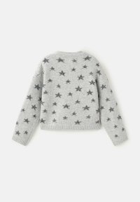 Šedý pletený svetr s černým hvězdovým vzorem, kulatým výstřihem, dlouhými rukávy a žebrovanými manžetami a spodním lemem. Měkká textura a střední tloušťka.