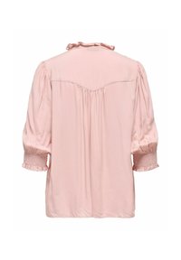 Lyserød bluse med flæsekrave, pufærmer med smockede manchetter og indsamlet rygdetalje. Blødt, letvægtsstof.