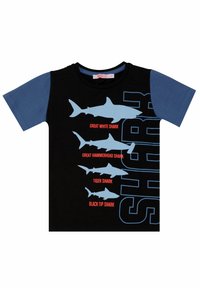 Zwarte t-shirt met korte mouwen en blauwe mouwen. Kenmerkt haaienafbeeldingen in lichtblauw, voorzien van soortnamen in het rood.