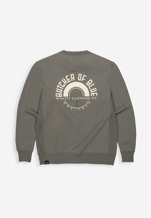 Olivgrünes Sweatshirt mit gerippten Bündchen an Ärmeln und Saum, mit großem cremefarbenem Schriftzug auf der Rückseite, darunter "BUTCHER OF BLUE."