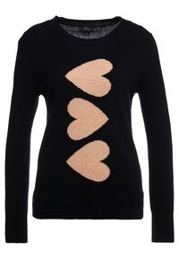 Schwarzer Pullover mit langen Ärmeln, der drei große beige Herzformen hat, die vertikal entlang der Vorderseite ausgerichtet sind.