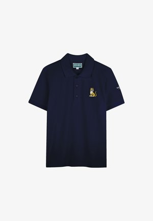 Marineblauwe polo gemaakt van een gladde stof, met een gele en witte geborduurde tijgerlogo op de linkerkant van de borst en merktekst op de mouw.