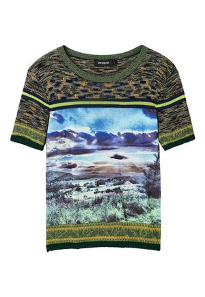 Maglione a maniche corte in maglia con motivi misti, presenta una stampa paesaggistica con cielo nuvoloso, colline e vegetazione sul davanti.