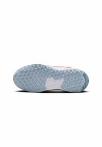 Semelle de sneaker blanche avec une semelle extérieure en caoutchouc bleue. Présente un design texturé avec des motifs circulaires et un logo visible dans la zone du midsole.