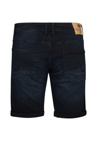 Tummansiniset farkkushortsit käännetyllä helmalla, joissa on kaksi takataskua ja nahkaleima vyötärön kohdalla. Huomaamaton ompelukuviolma näkyy.