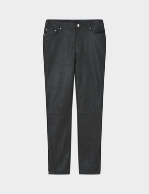 Μαύρο δερμάτινο παντελόνι σε στενή γραμμή με κουμπί μπροστά, πέντε τσέπες και φερμουάρ στον αστράγαλο, σε απλό ανοιχτό γκρι φόντο.