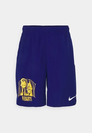 Mørkeblå atletiske shorts med elastisk taljebånd, gul "Heavy Weights" grafik på venstre ben og hvid Nike swoosh på højre ben.