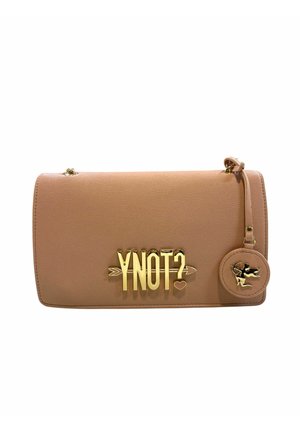 Clutch in pelle marrone chiaro con scritta dorata "Y NOT?" e un ciondolo rotondo con figura di arciere dorato attaccato con un cinturino in pelle.
