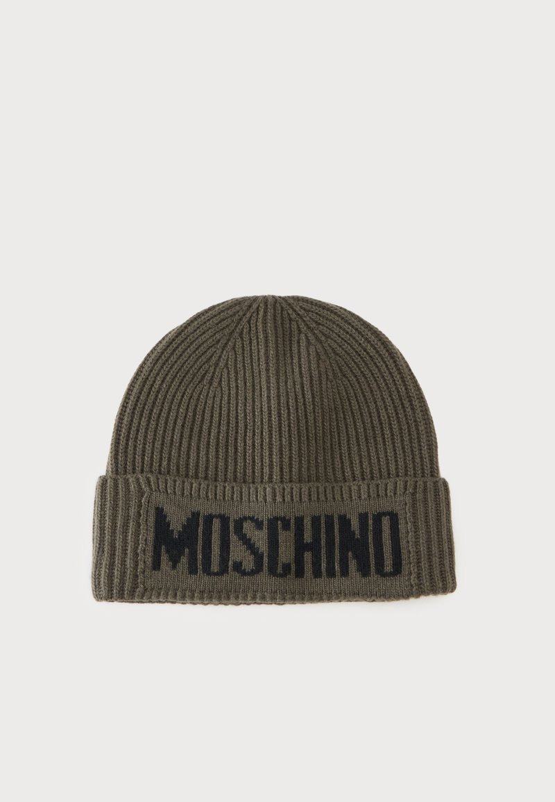 Bonnet en maille côtelée vert olive avec bord-côte replié et inscription noire du nom de la marque Moschino à l'avant.