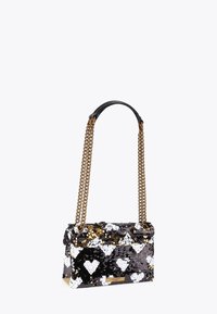 Borsa a tracolla rettangolare con paillettes, decorata con motivi a cuori neri, bianchi e dorati. Doppie tracolle a catena con inserti in pelle.