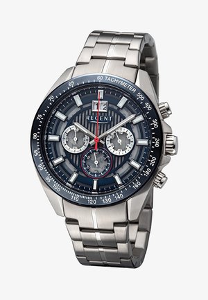 Montre chronographe en acier inoxydable avec cadran bleu, lunette tachymétrique, trois sous-cadrans, fenêtre de date et bracelet à maillons en métal argenté.