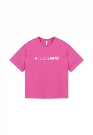 Lyserød bomulds t-shirt med korte ærmer og rund halsudskæring, med hvid trykt tekst "10 DAYS AMO" centreret på forsiden.
