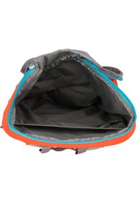 Oranger Rucksack mit einem grauen Innenraum, ausgestattet mit einem türkisfarbenen Reißverschluss und einem geräumigen Hauptfach mit einer Innentasche.