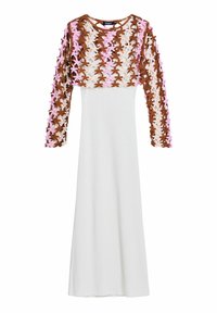 Lang hvid kjole med et cropped, blomsterlagsdække i brune og lyserøde nuancer. Ærmerne er lange, og designet inkluderer indviklede mønstre.