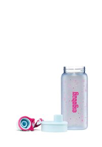 Klare Plastik-Wasserflasche mit pinken Akzenten und einem Blasenmuster, ausgestattet mit einem blauen Deckel und einem Tragegurt. Zeigt den Markennamen "ergobag" in Pink.