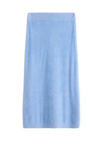 Ljusblå knälång kjol med mjuk, plyschig textur och rak skärning, visad mot en vit bakgrund.