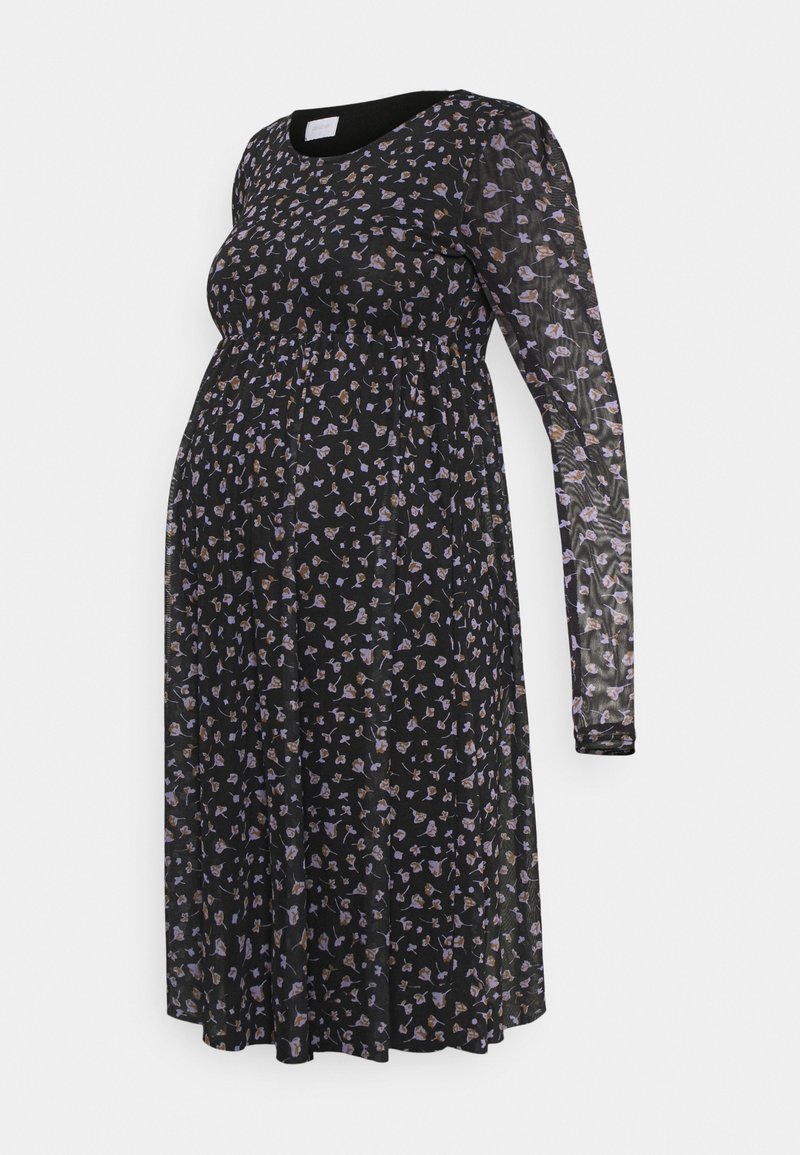 Svart gravidklänning med långa ärmar, prydd med ett blommönster i lila och brunt, samlad midja, flödande tyg och rund halsringning.