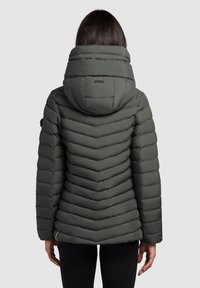 Grüne Pufferjacke mit Kapuze, ausgestattet mit einem Chevron-Muster, geripptem Material und elastischen Bündchen. Die Rückansicht zeigt ein glattes, isoliertes Design.