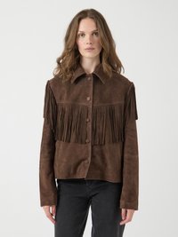 Veste en suede marron avec un design à franges, un col et une fermeture à boutons à l'avant. La texture est douce et lisse, avec des manches longues.