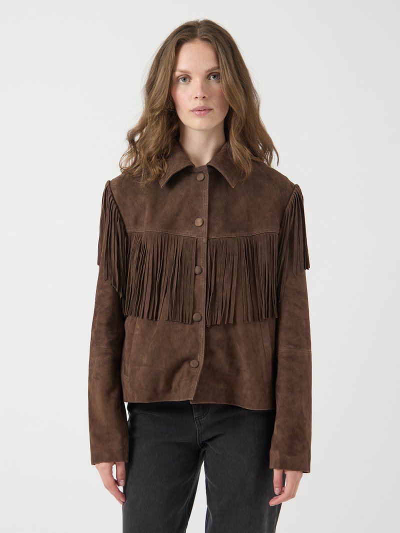 Veste en suede marron avec un design à franges, un col et une fermeture à boutons à l'avant. La texture est douce et lisse, avec des manches longues.