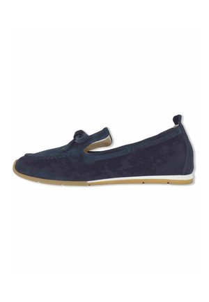 Mocassino in camoscio blu navy con suola in gomma bassa bianca e beige, design slip-on e piccolo anello in tessuto sul tallone.