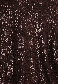 Rosa-gold Paillettenstoff mit dunklem Hintergrund, der eine dichte Anordnung von kleinen, runden Pailletten für eine schimmernde Textur aufweist.
