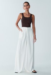 ST MRLO VIEW PANT - Hlače - white