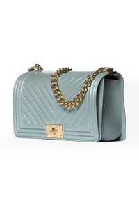 Borsa a tracolla in pelle trapuntata blu chiaro con catena dorata e chiusura. Presenta una forma strutturata e un motivo di cucitura diagonale.
