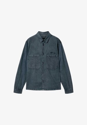 Granatowa koszula na guziki z długim rękawem, z dwoma przednimi kieszeniami na piersi i kołnierzykiem, wykonana z miękkiego, teksturowanego materiału.