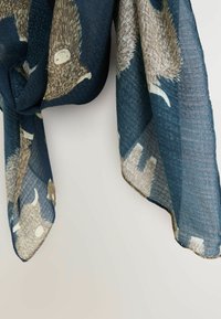Leichter Schal mit navyblauem Hintergrund und Mustern von Igeln in Creme und Beige, abgerundet mit einem strukturierten Rand für zusätzliche Details.