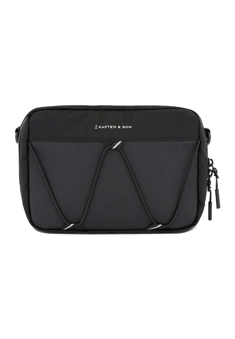 Borsa Kapten & Son nera con forma rettangolare presenta una parte frontale testurizzata, dettagli con corda elastica e doppie cerniere sui lati.