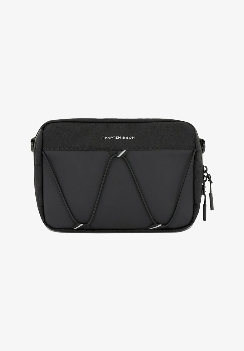 Borsa Kapten & Son nera con forma rettangolare presenta una parte frontale testurizzata, dettagli con corda elastica e doppie cerniere sui lati.
