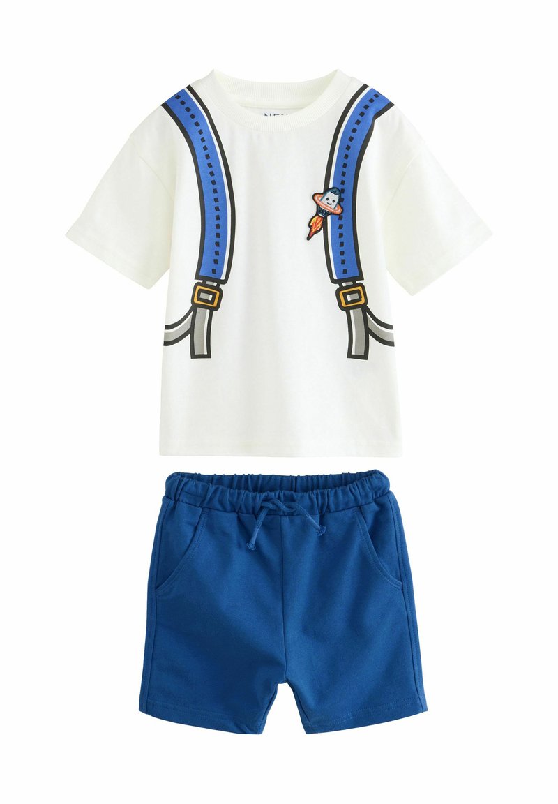 Hvid t-shirt med blåt seleskjortegrafik og broderede detaljer, parret med blå bomulds shorts med elastisk talje og lommer.