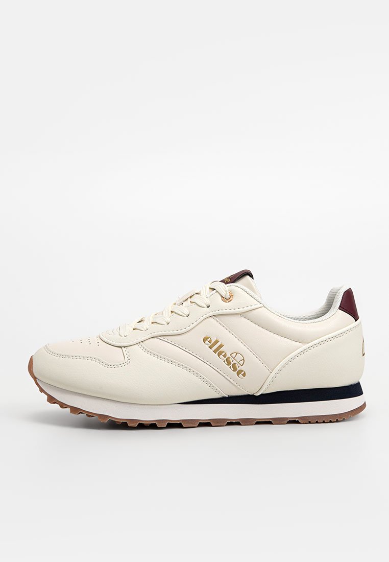 Baskets de couleur crème avec logo doré, dessus en cuir, col rembourré et semelle en caoutchouc texturé. Présente un accent bordeaux sur le talon et une semelle intermédiaire noire.