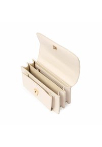 Cremefarvet pung med en tekstureret læderoverflade. Har en guldfarvet låsemekanisme og flere interne kortlommer og rum.