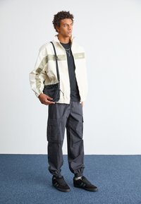 Champion Rochester SURPLUS CUFF PANTS - Cargobukse - black