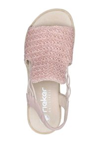 Sandale slip-on tissée rose clair avec une semelle intérieure rembourrée, dotée d'une large sangle et d'une semelle flexible. Logo de la marque visible sur le pied.